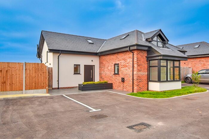 3 Bedroom Chalet To Rent In Norwood End, Ongar, CM5