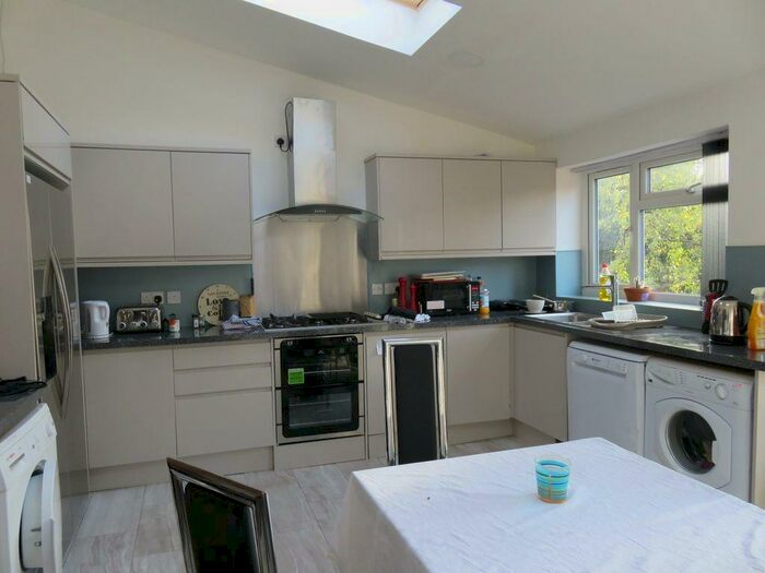 6 Bedroom Semi-Detached House To Rent In Harlaxton Drive, Nottingham, NG7