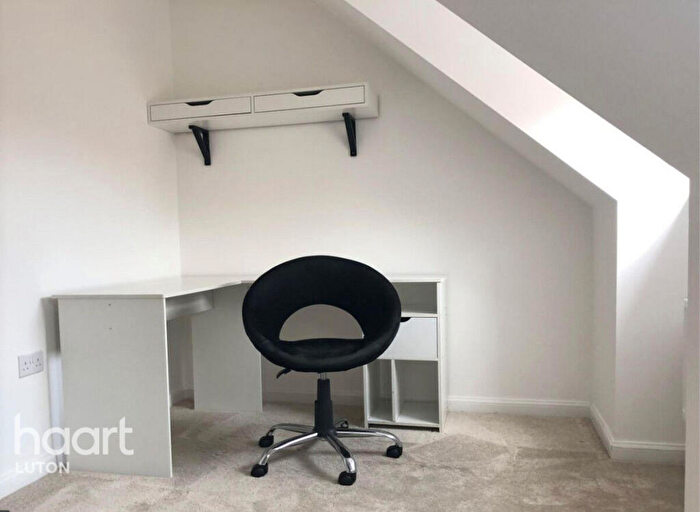 4 Bedroom Terraced House To Rent In Currency Close, Dunstable, LU6