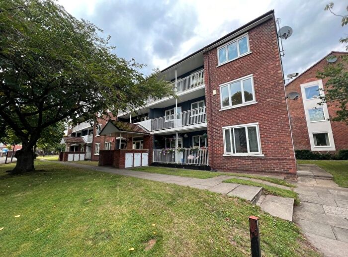 3 Bedroom Flat To Rent In Lockett Gardens, Salford, M3