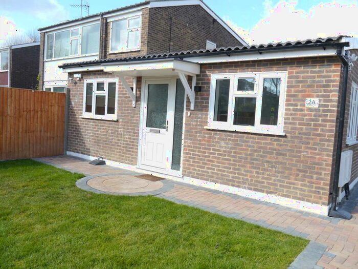 2 Bedroom Bungalow To Rent In Lark Rise, Hatfield, AL10