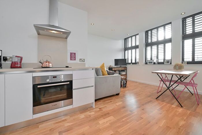 1 Bedroom Flat To Rent In Streatham High Road, Streatham, London, SW16