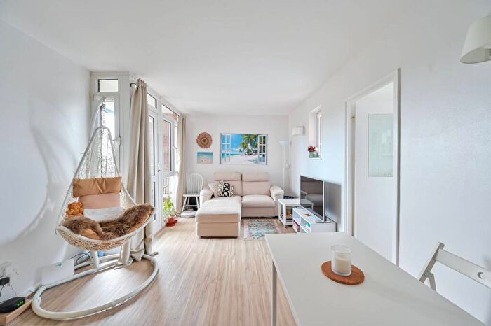 1 Bedroom Flat For Sale In Portland Street, Elephant And Castle, London, SE17