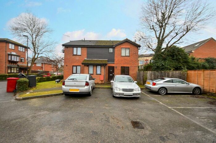 Studio To Rent In Mountbatten Close, Slough, Berkshire, SL1