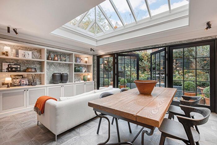 3 Bedroom Flat To Rent In Cadogan Place, Knightsbridge, SW1X