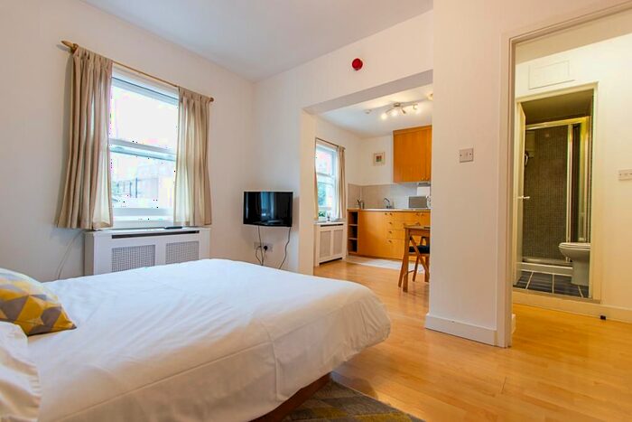 Studio To Rent In West Cromwell Road, Earls Court, London, SW5
