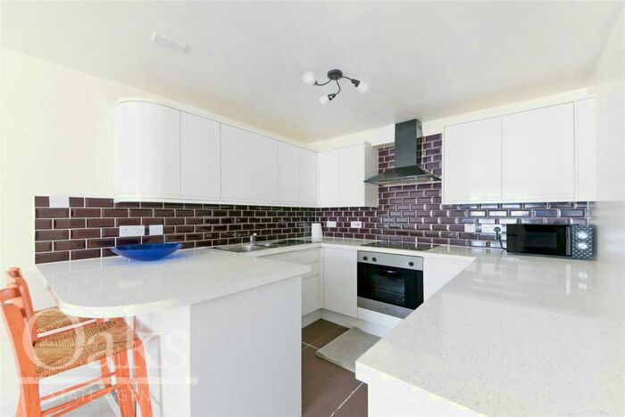 2 Bedroom Apartment To Rent In Fiveacre Close, Thornton Heath, CR7