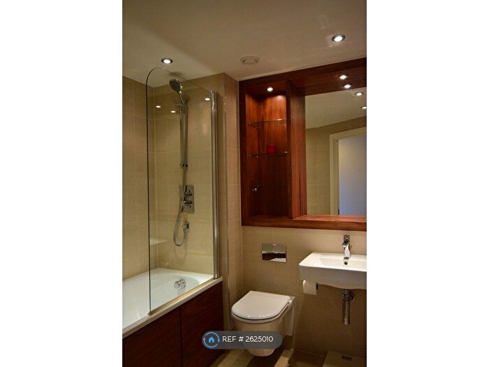 2 Bedroom Flat To Rent In Candle House, Leeds, LS1