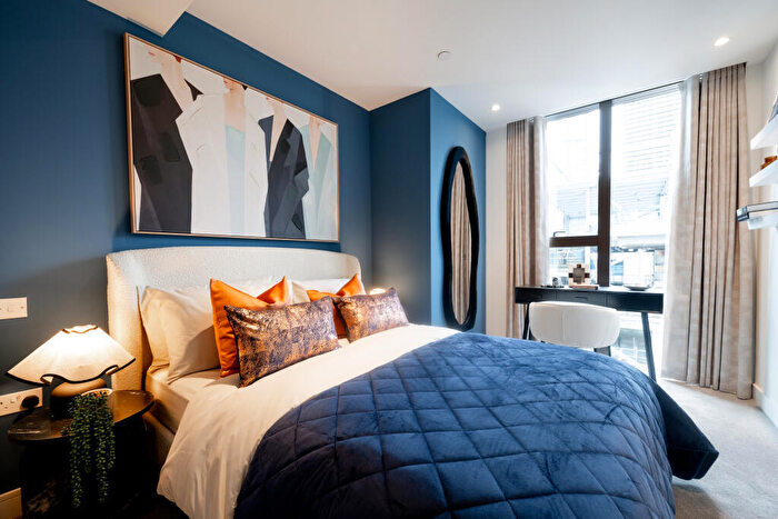 2 Bedroom Apartment For Sale In South Quay Plaza, Canary Wharf, London, E14