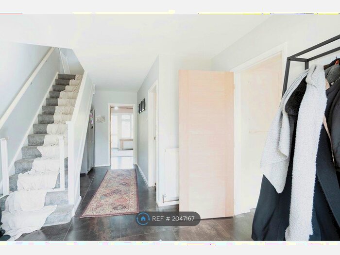 4 Bedroom Semi-Detached House To Rent In Lake Avenue, Rainham, RM13