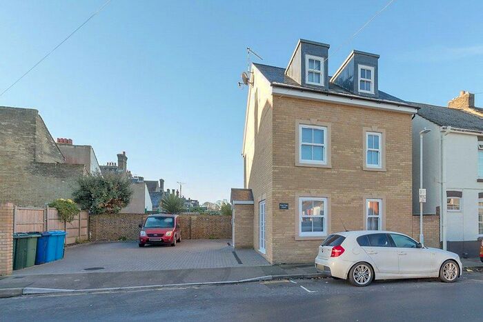 1 Bedroom Apartment To Rent In Pear Tree Court, Connaught Road, Sittingbourne, Kent, ME10