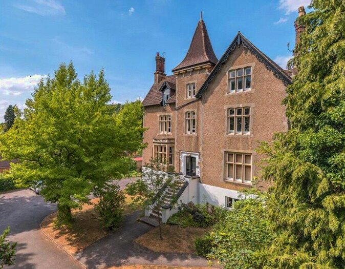 2 Bedroom Apartment To Rent In Raglan Road, Reigate, Surrey, RH2