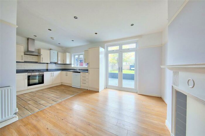 3 Bedroom Semi-Detached House To Rent In Blacklands Road, SE6