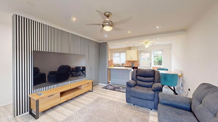 3 Bedroom Detached House To Rent In Kingsash Drive, Hayes, UB4