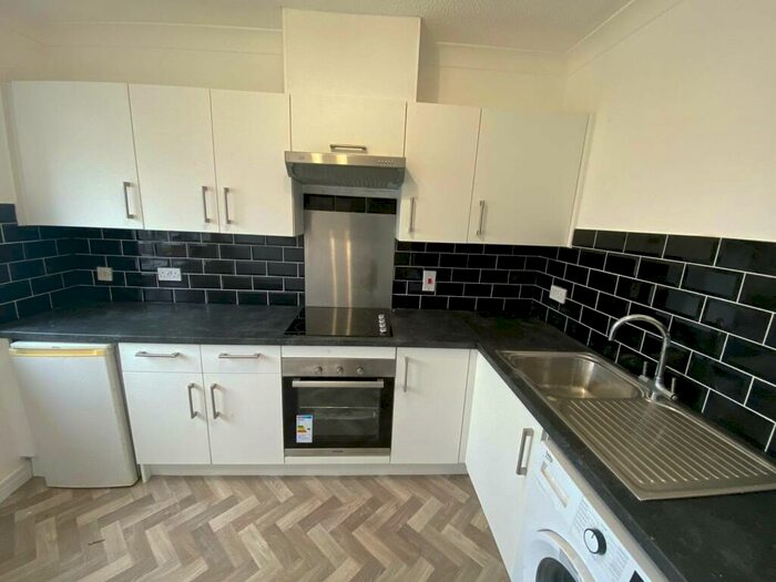 2 Bedroom Flat To Rent In Mariners Heights, Penarth, CF64
