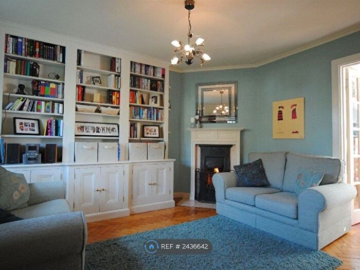 3 Bedroom Semi-Detached House To Rent In Midholm, London, NW11