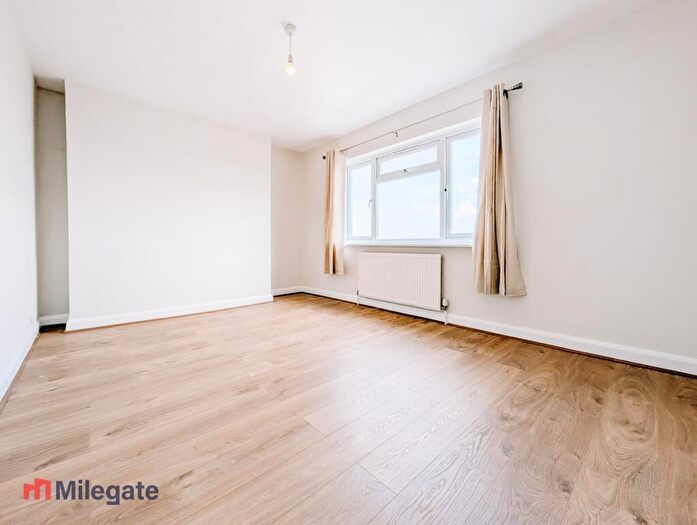 3 Bedroom Flat To Rent In Blakewood Court, Anerley Park, London, SE20