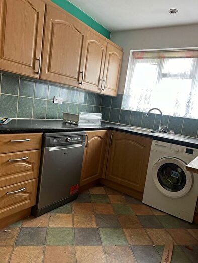 3 Bedroom Flat To Rent In Limbourne Avenue, Romford, RM8
