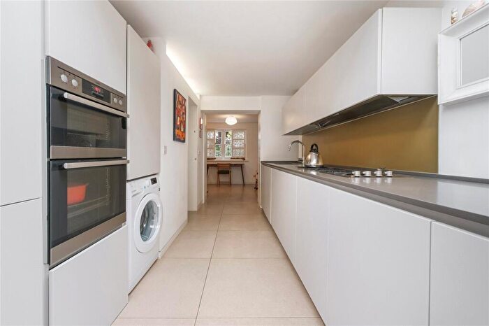 2 Bedroom House For Sale In Lawford Road, London, N1