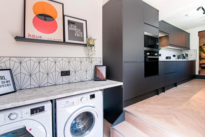 6 Bedroom Terraced House To Rent In Vibrant Bedroom House // /, LN1