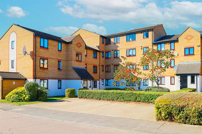 2 Bedroom Flat To Rent In Linwood Crescent, Enfield, EN1