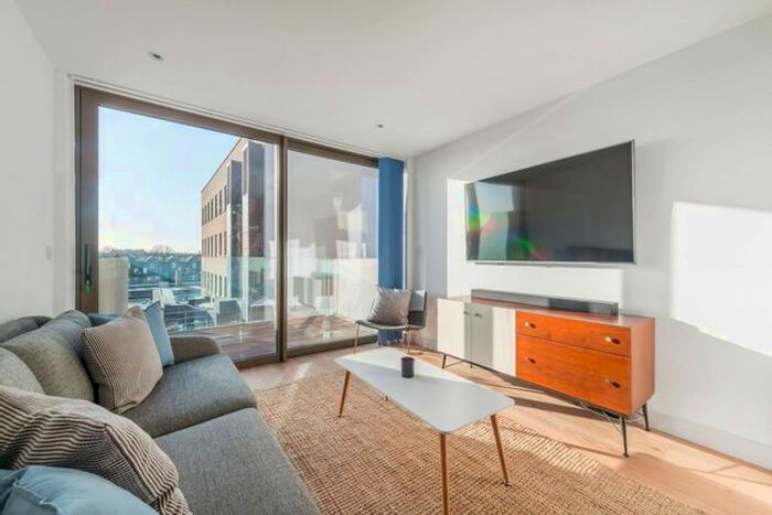 2 Bedroom Flat To Rent In Balham High Road, Balham, London, SW17