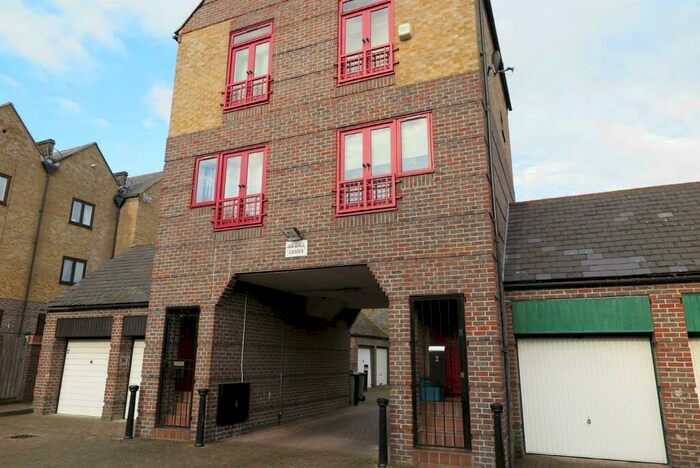 1 Bedroom Town House To Rent In Trafalgar Close, Surrey Quays, SE16