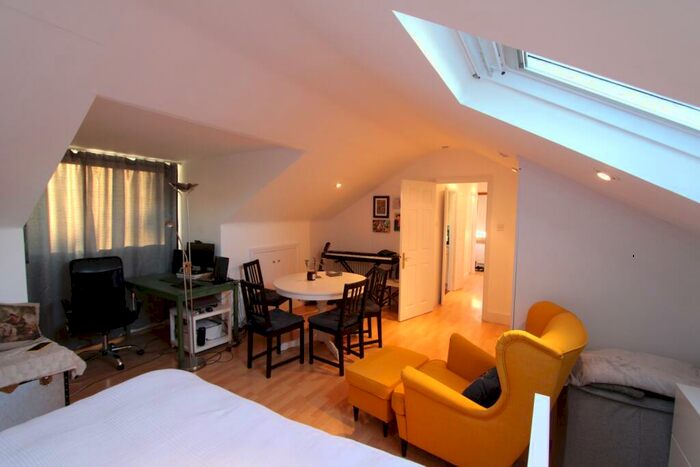 Studio To Rent In Sunningfields Road, London, NW4