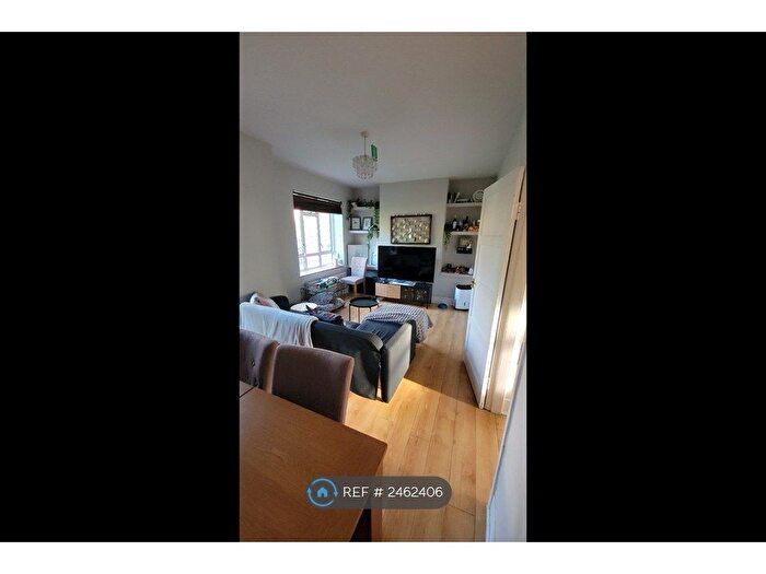 3 Bedroom Flat To Rent In Aubyn Square, London, SW15