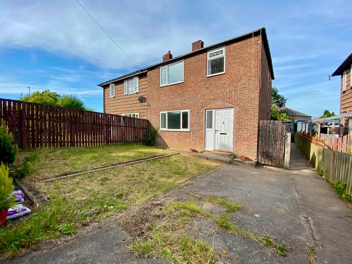 3 Bedroom Semi-Detached House To Rent In Headfield Road, Newsome, Huddersfield, HD4