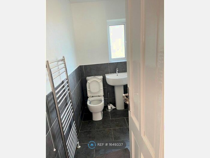 3 Bedroom Semi-Detached House To Rent In Darbys Hill Road, Oldbury, B69