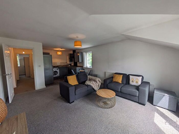 2 Bedroom Flat To Rent In Hendal Rise, Wakefield, WF2