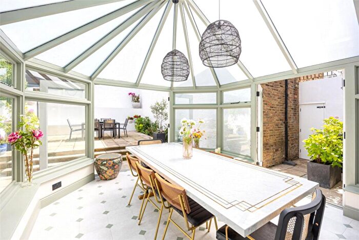 2 Bedroom Flat To Rent In Gertrude Street, London, SW10