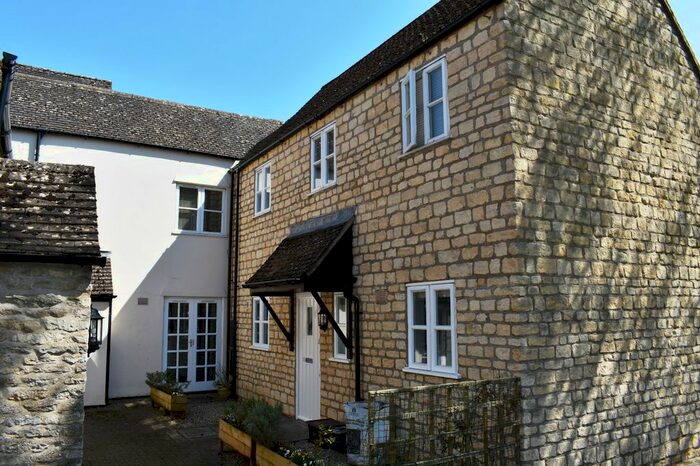 1 Bedroom Flat To Rent In Barton Court, Gloucester Street, Cirencester, GL7