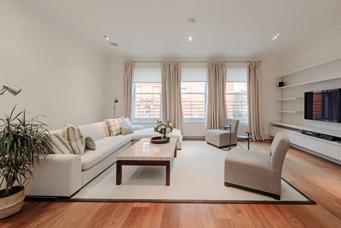 3 Bedroom Flat To Rent In Cadogan Square, Knightsbridge, SW1X