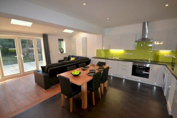 6 Bedroom Semi-Detached House To Rent In Beeston Road, Dunkirk, NG7