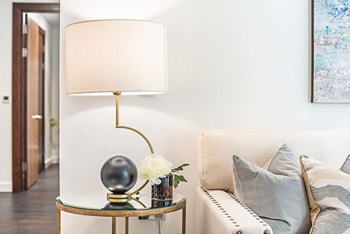 2 Bedroom Flat To Rent In - Charles Clowes Walk, Nine Elms, London, SW11