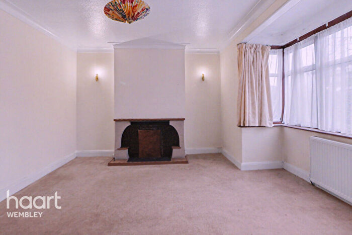 3 Bedroom Semi-Detached House For Sale In Greenfield Gardens, London, NW2