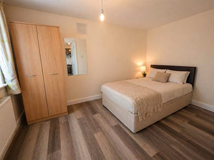 2 Bedroom Flat To Rent In Great West Road, Hounslow, TW5