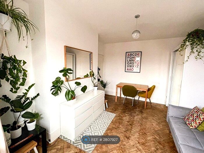 2 Bedroom Flat To Rent In Clapham Common, London, SW4
