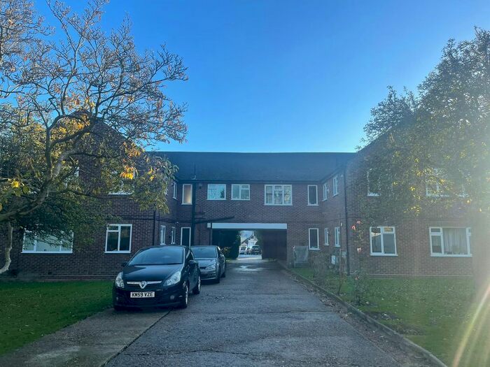 2 Bedroom Flat To Rent In Friern Park, London, N12