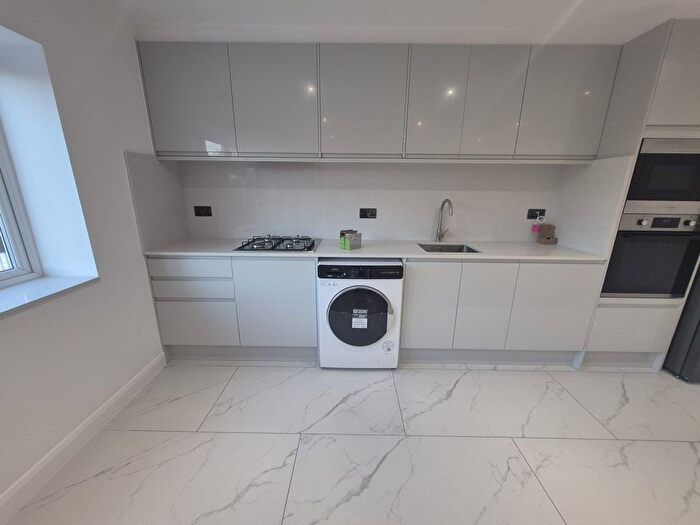 3 Bedroom Flat To Rent In Long Lane, Croydon, CR0