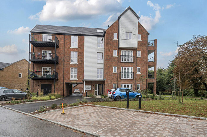 2 Bedroom Flat For Sale In Harp Avenue, Alton, Hampshire, GU34