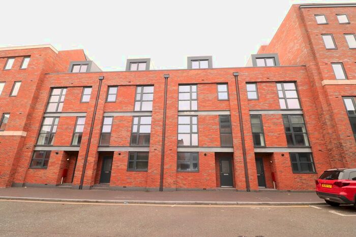 3 Bedroom Town House To Rent In Moreton Street, Birmingham, B1