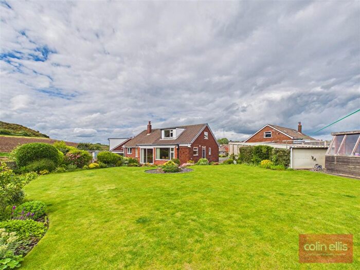 4 Bedroom Semi-detached Bungalow For Sale In Sea View Grove, Scarborough, YO11