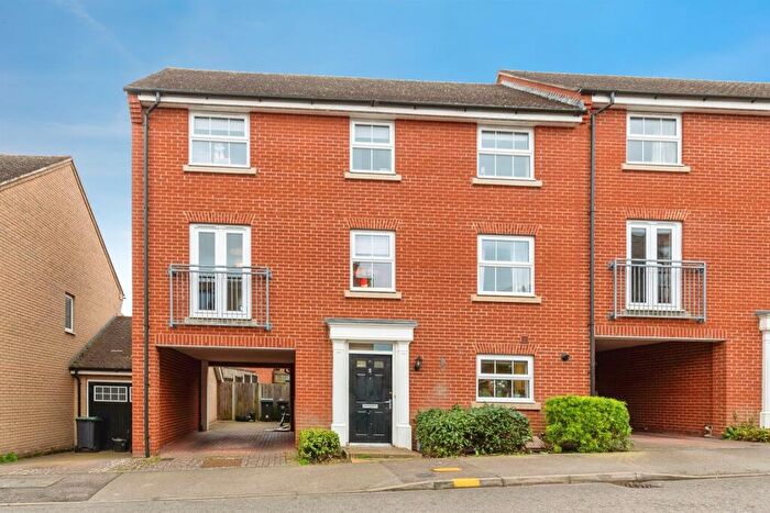 4 Bedroom Semi Detached House For Sale In Daunces Mead, Saffron Walden, CB11