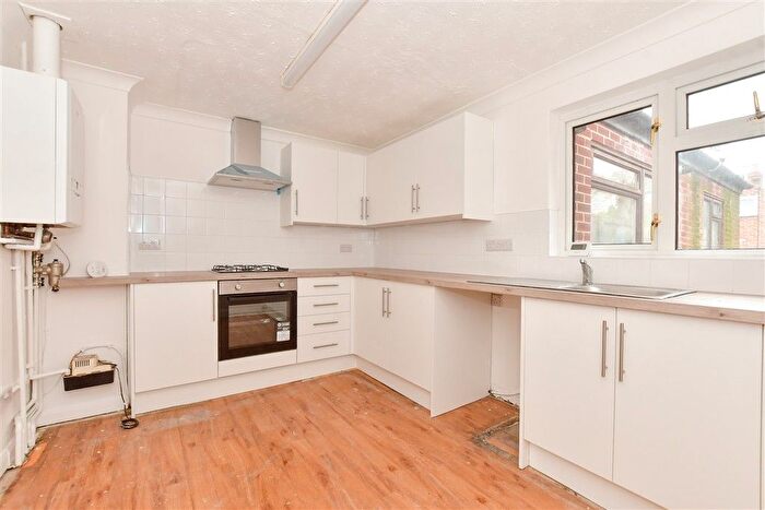 2 Bedroom Flat For Sale In Astley Avenue, Dover, Kent, CT16