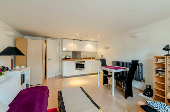 Studio To Rent In Kingsway Square, Battersea, London, SW11