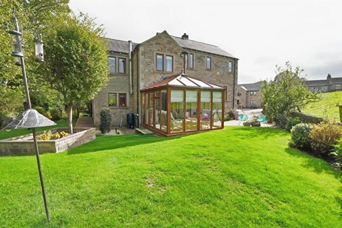 4 Bedroom Detached House For Sale In Chapel Close, Holywell Green, HX4