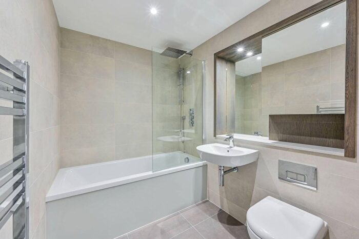 2 Bedroom Flat For Sale In Clapham Road, Oval, London, SW9